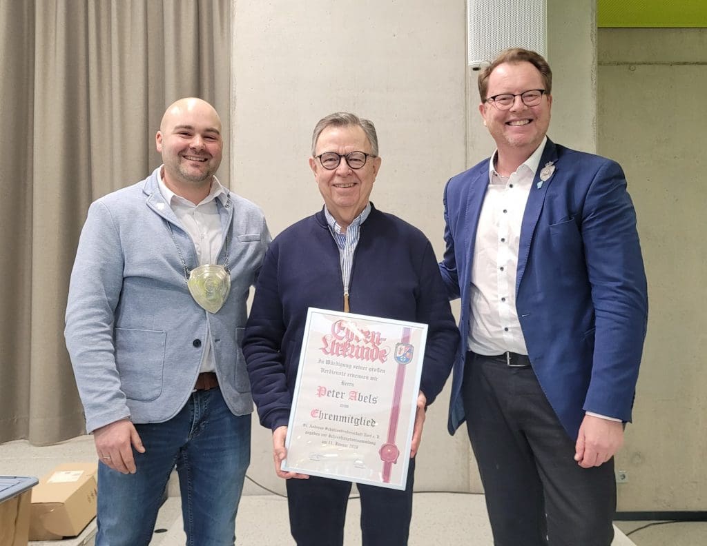 Brudermeister Dominik Sleziona, Ehrenmitglied Peter Abels, Schützenkönig Stefan Kremer